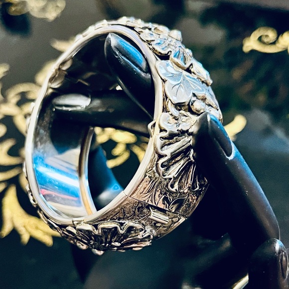 Vintage Ornate Hinged Bangle Cuff Bracelet - Picture 6 of 7